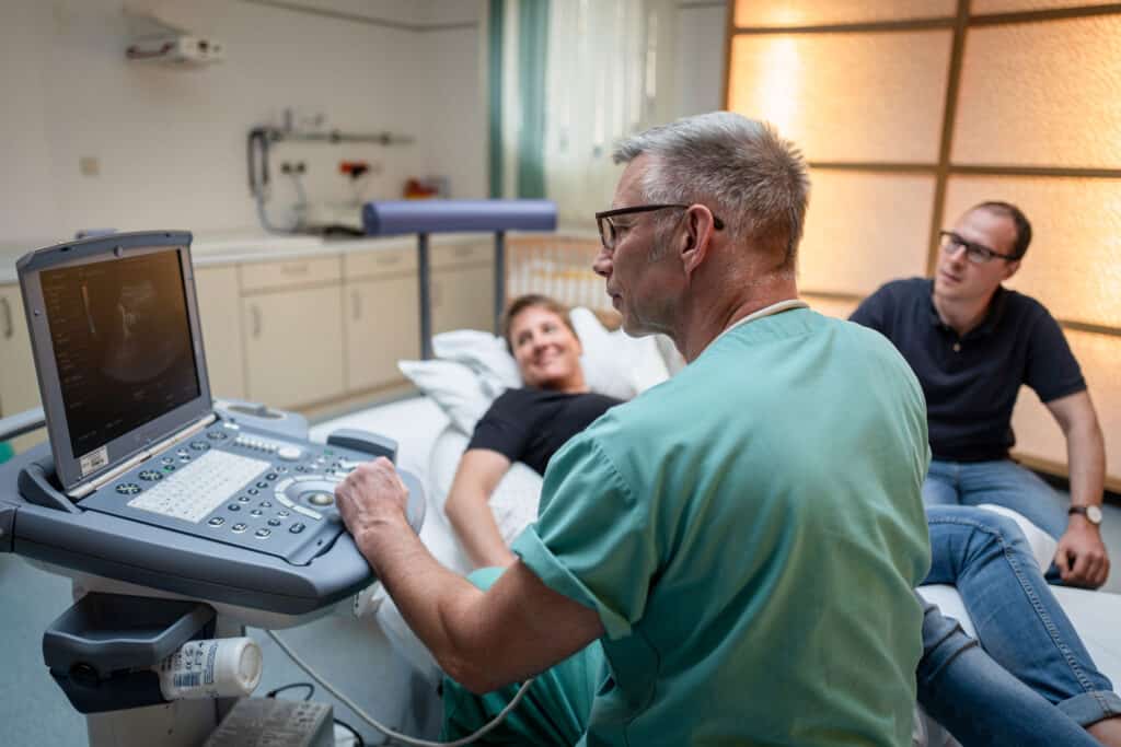 Hochwertiger Ultraschall in einer medizinischen Klinik, Arzt mit Patientin, moderne Diagnostik.