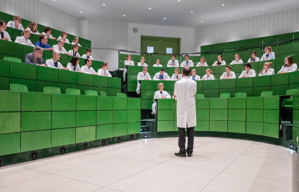 Medizinstudenten im Hörsaal bei Vorlesung, medizinische Ausbildung, Universität, Lernen.