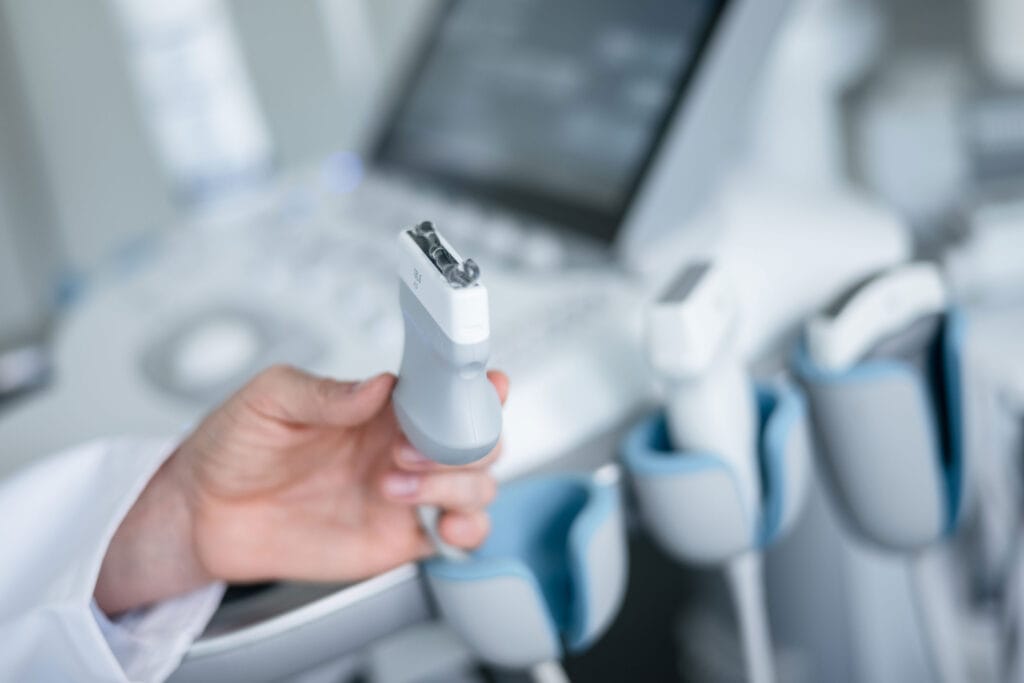 Hochwertiges medizinisches Instrument, Nahaufnahme bei Diagnose oder Behandlung, moderne Arzttechnik.