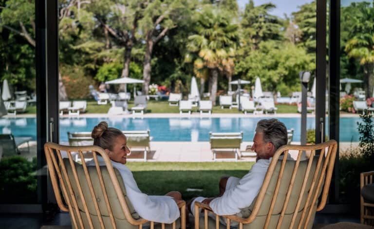 Romantisches Paar beim Gespräch am Pool im Ferienresort | Entspannung und Luxus.